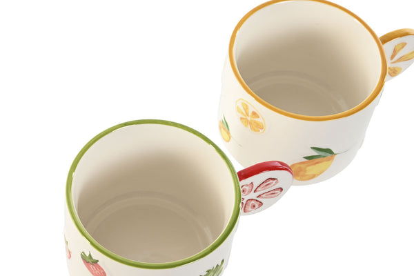 Vista superior de tazas cerámicas con detalles frutales, ideal para bebidas calientes o frías