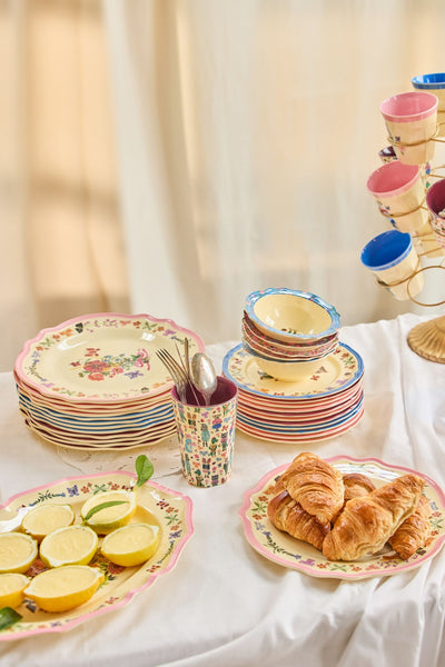 vajilla vintage colorida con vaso Nathalie Lété en mesa desayuno - Brocantia