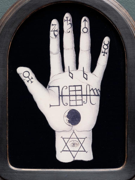 Primer plano del adorno místico de la mano de Nostradamus – Brocantia