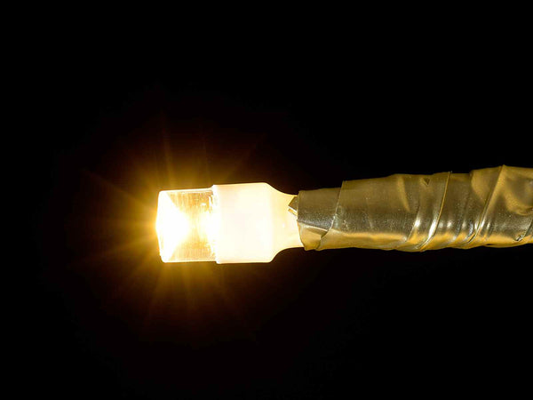 detalle luz de árbol de Navidad con iluminación LED cálida