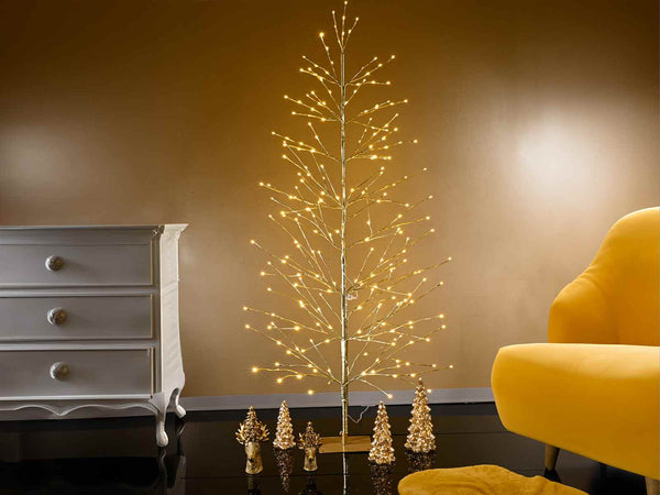 decoración navideña dorada con árbol iluminado