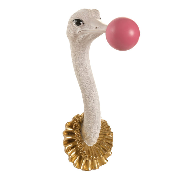 Cabeza de avestruz decorativa de pared con globo de chicle rosa y cuello dorado.