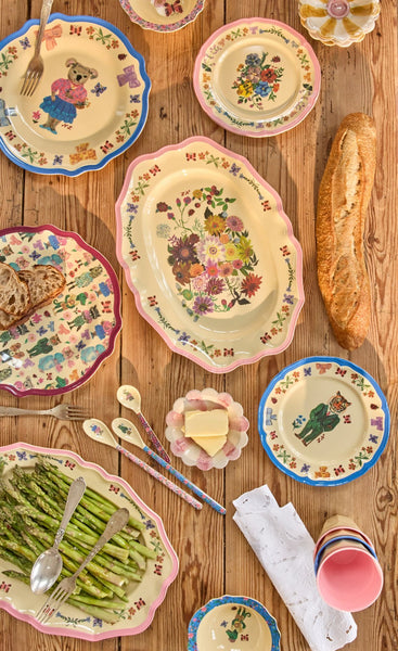 Mesa decorada con vajilla de melamina Nathalie Lété, incluyendo bandeja floral ovalada con diseño botánico – Brocantia