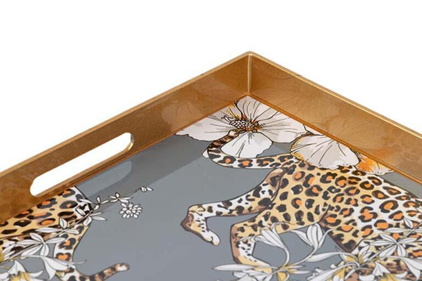 Primer plano de bandeja decorativa con ilustración de leopardos y flores para salón.
