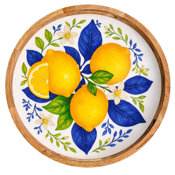 Vista superior de bandeja decorativa de madera de mango con ilustración de limones estilo mediterráneo.