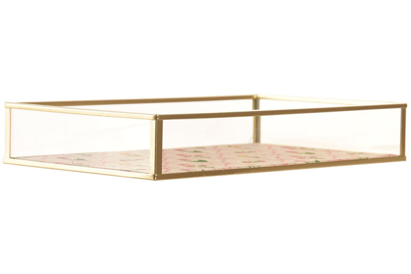 Vista lateral de bandeja decorativa de cristal con estructura de latón dorado.