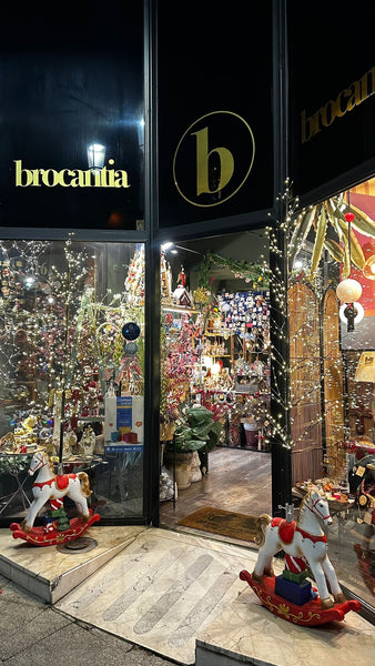 ejemplo de decoración navideña clásica caballito balancín vintage