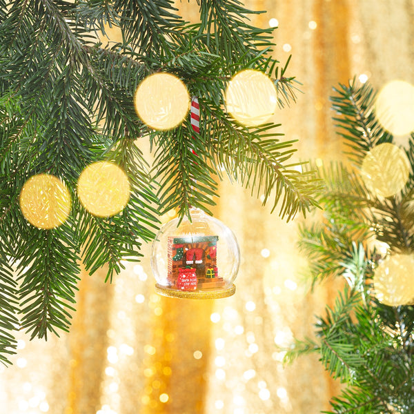 adorno navideño tradicional con Papá Noel en bola de cristal