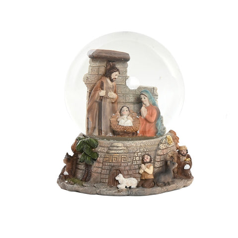 Bola de nieve con nacimiento y fondo de establo en estilo tradicional