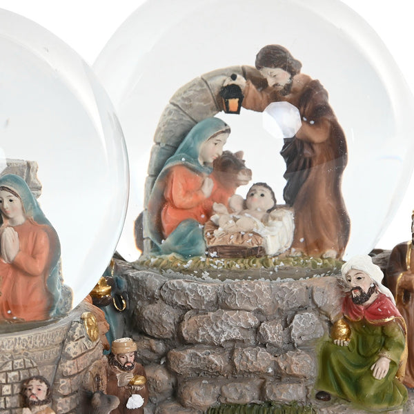 Primer plano de figuras del pesebre dentro de la bola de nieve