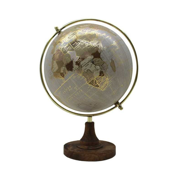 Bola del mundo decorativa con mapa gris y dorado, aro metálico y base de madera oscura.