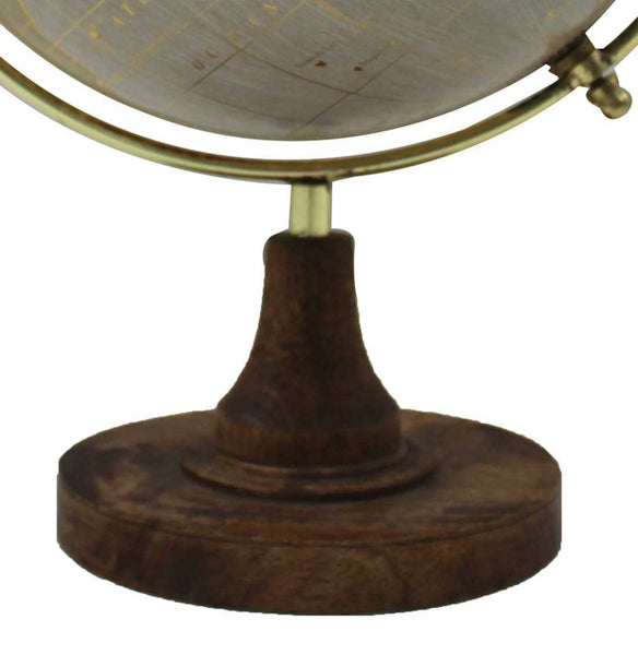 Detalle de la base de madera y estructura metálica dorada de la bola del mundo decorativa.