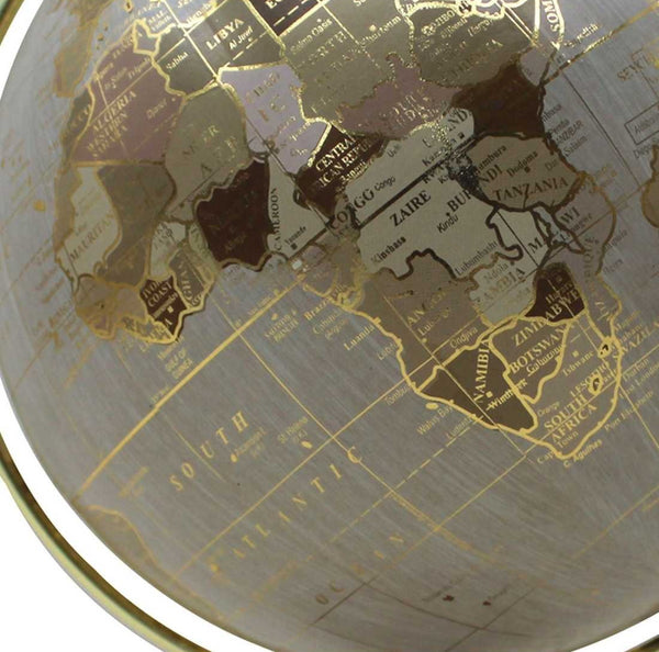 Detalle del mapa de África en tonos gris, marrón y dorado del globo terráqueo decorativo.