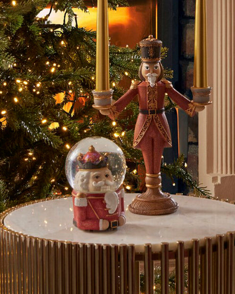 esfera navideña Cascanueces con base roja y corona dorada