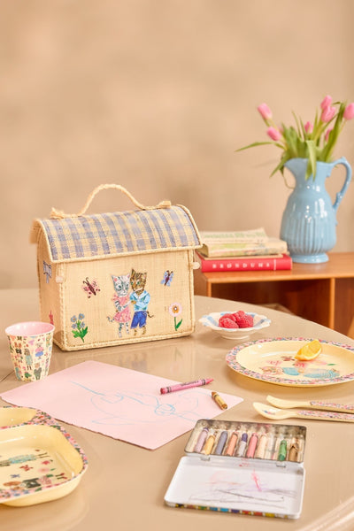 bolsa casita de diseño francés en mesa con vajilla infantil y ambiente creativo Brocantia