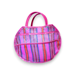 bolsa de mercado mexicana redonda pequeña rosa con rayas multicolor y asas vinilo fucsia, vista frontal - Brocantia