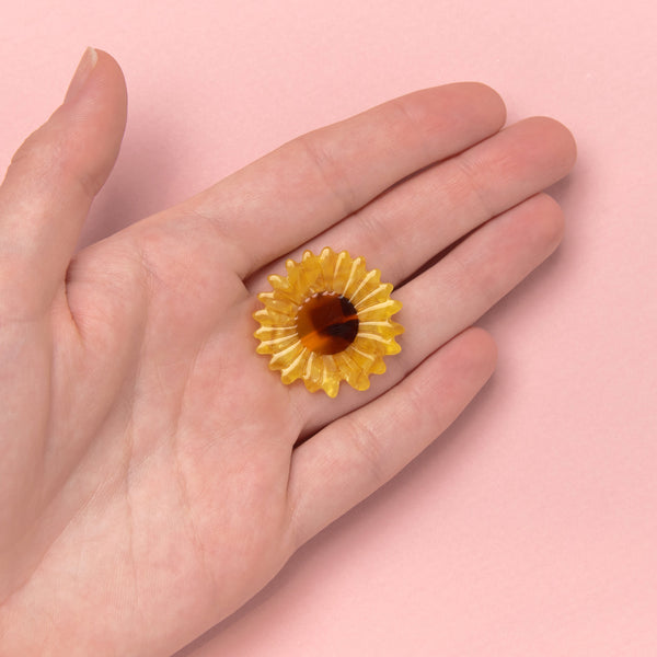 broche girasol sostenido en mano tamaño real Coucou Suzette – Brocantia