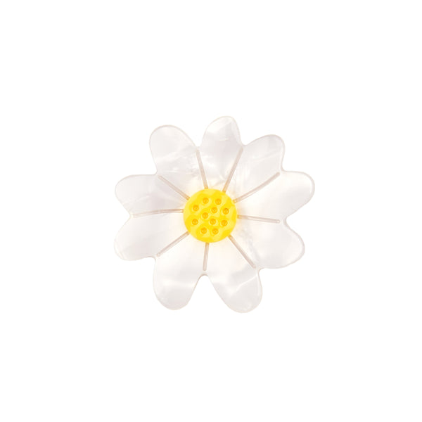 Broche margarita blanca Coucou Suzette sobre fondo blanco