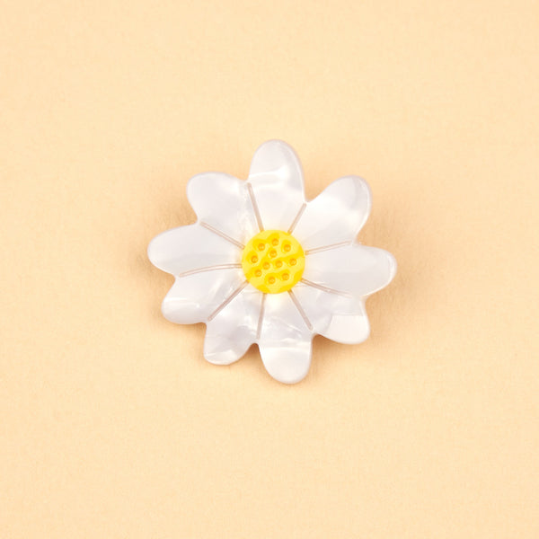 Broche margarita sobre fondo beige