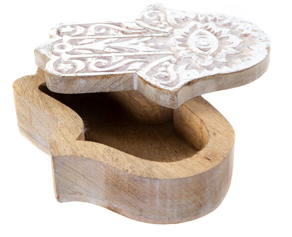 Interior de caja pequeña de madera tallada