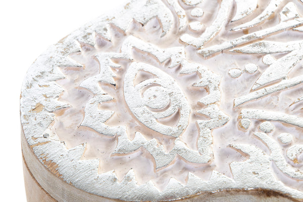 Detalle de talla blanca en caja en forma de Hamsa