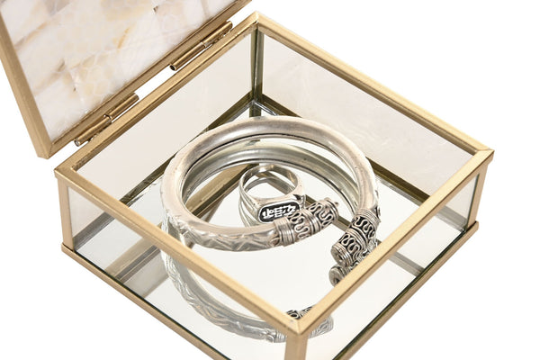 Cajita con joyas en interior espejo