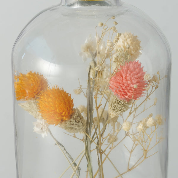 Candelabro botella con flores secas