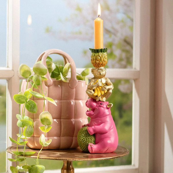 Candelabro tropical sobre mesa decorada con plantas