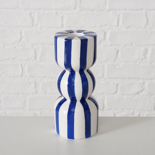 Detalle superior del candelabro azul con acabado esmaltado