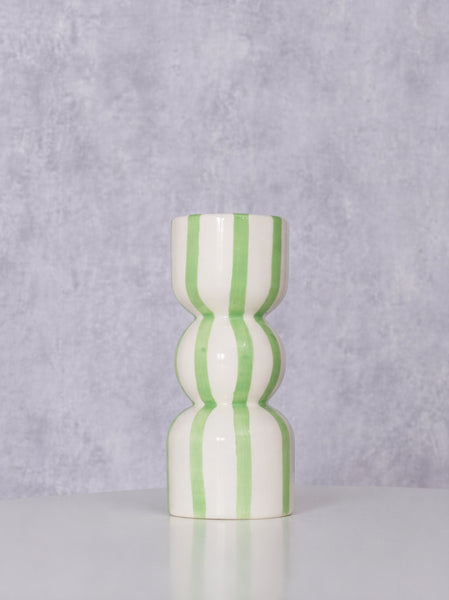 Detalle superior del portavelas cerámico verde y blanco