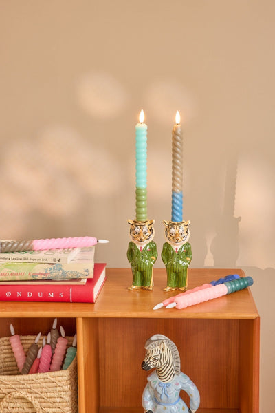 Decoración con candelabros de cerámica tigre y velas de colores – Brocantia estilo fantasía