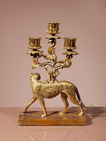 Parte trasera de candelabro animal dorado con ramas ornamentales en estilo barroco clásico