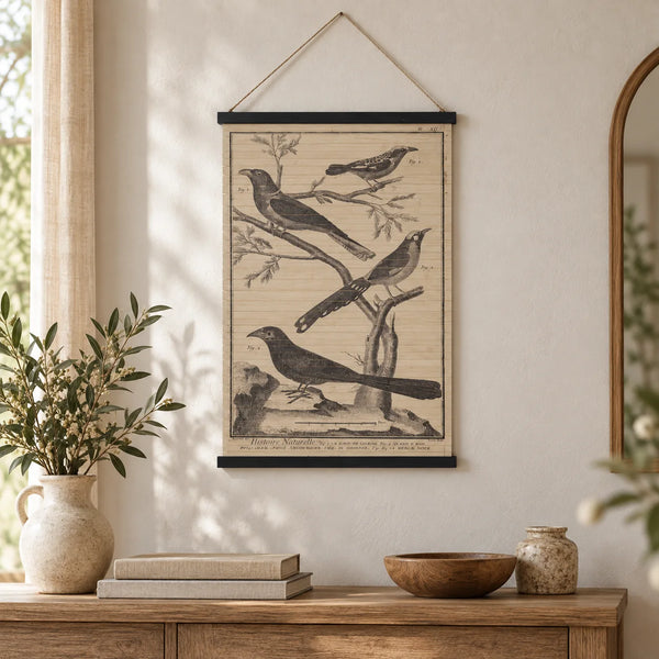Cartel decorativo vintage de pájaros colgado sobre una consola de madera en un interior luminoso