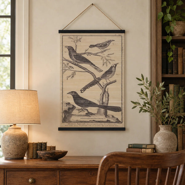 Cartel de pájaros vintage de gran formato decorando la pared de un despacho con muebles de madera