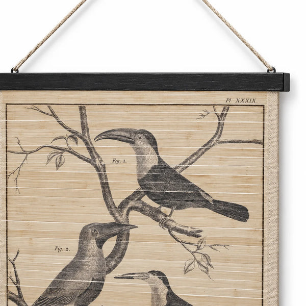 Detalle del cartel vintage de pájaros sobre madera con listón negro y cuerda natural