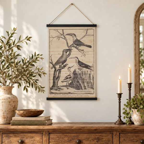 Cartel de pájaros vintage de 60 x 90 cm decorando una pared sobre aparador de madera