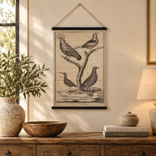Cartel decorativo de pájaros Modelo 3 colgado sobre aparador de madera en interior cálido