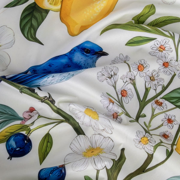 Detalle tapiz botánico con aves azules y flores