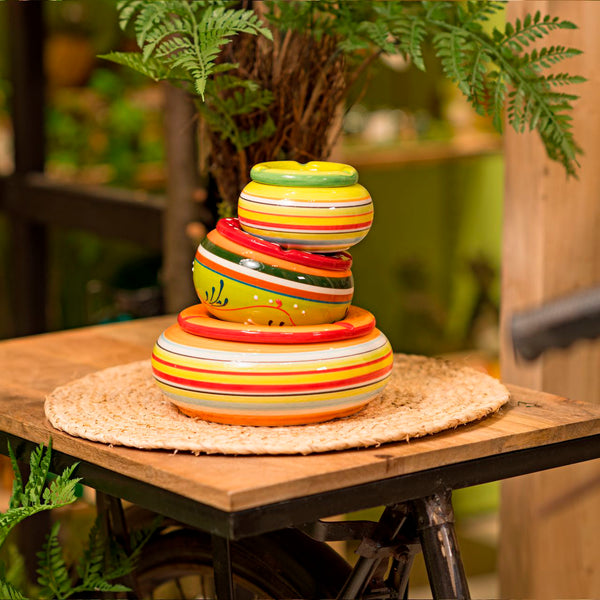 ambiente decorativo con ceniceros provenzales coloridos de cerámica en terraza rústica – Brocantia