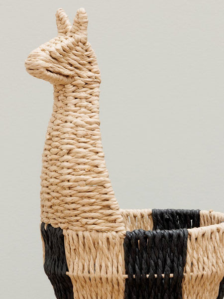Primer plano de figura de llama artesanal trenzada en fibra natural decorativa