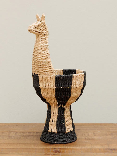 Cesta artesanal en forma de llama para servir pan o fruta, ideal para cocinas rústicas o boho