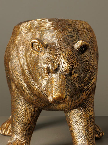 Detalle textura resina dorada en figura de oso