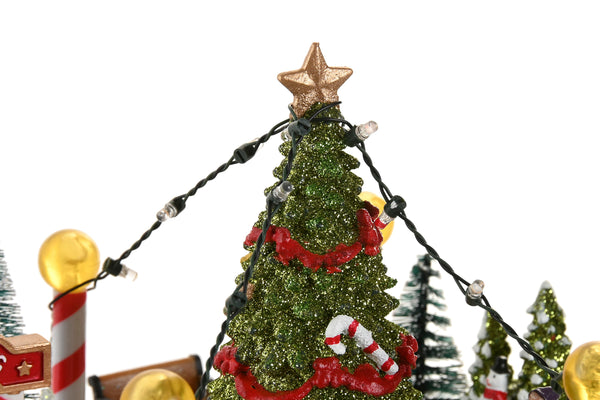 detalle de árbol navideño iluminado en pista de patinaje
