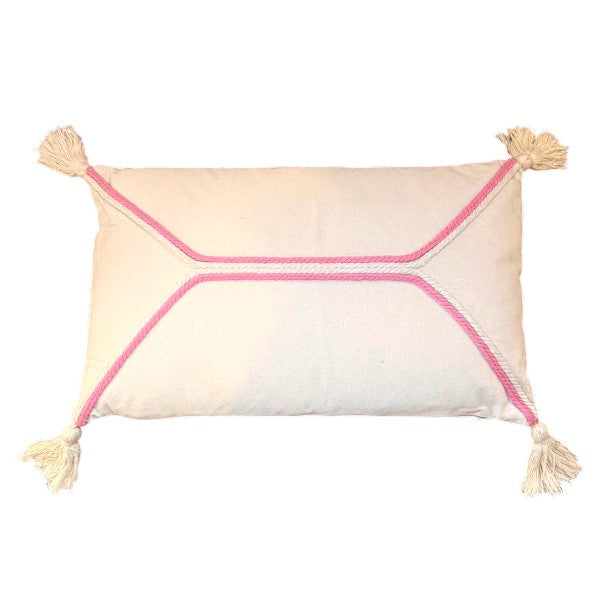 Cojín beige con ribete rosa y borlas