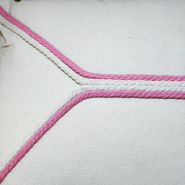 Detalle cojín con ribete rosa y textura natural