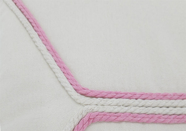 Detalle de cojín con doble cordón rosa y crudo