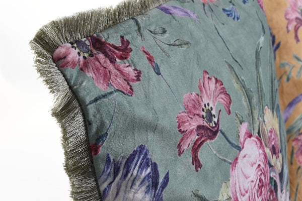 detalle de cojín floral aterciopelado con textura suave