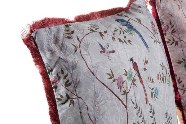 detalle de cojín decorativo con estampado de aves y flores