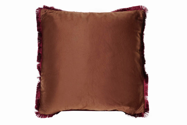 reverso marrón de cojín con flecos burdeos