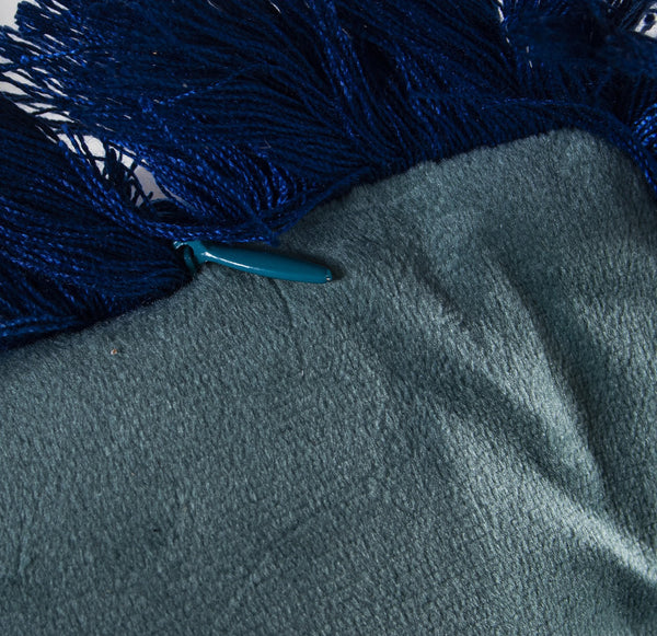 detalle de cojín aterciopelado azul con textura suave